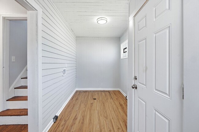 Building Photo - 413 Lockwood Ave