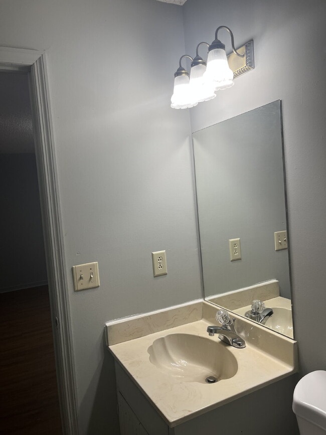 Building Photo - 665 Dutchmans Dr