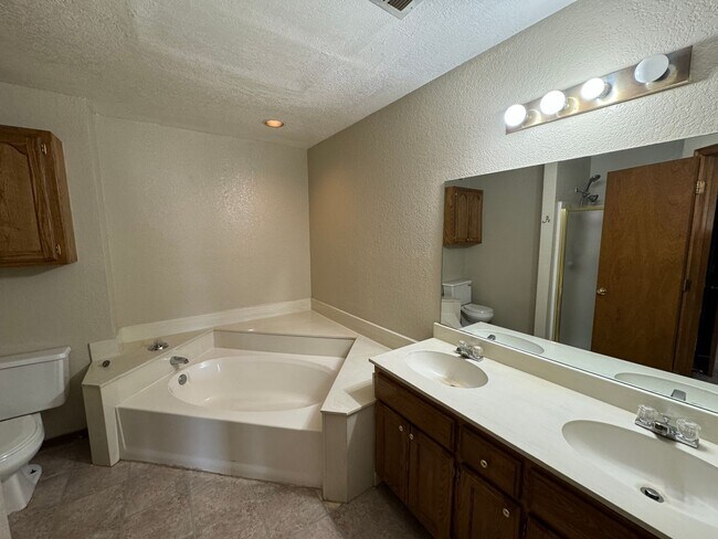 Building Photo - 4 bed in Moore Schools!
