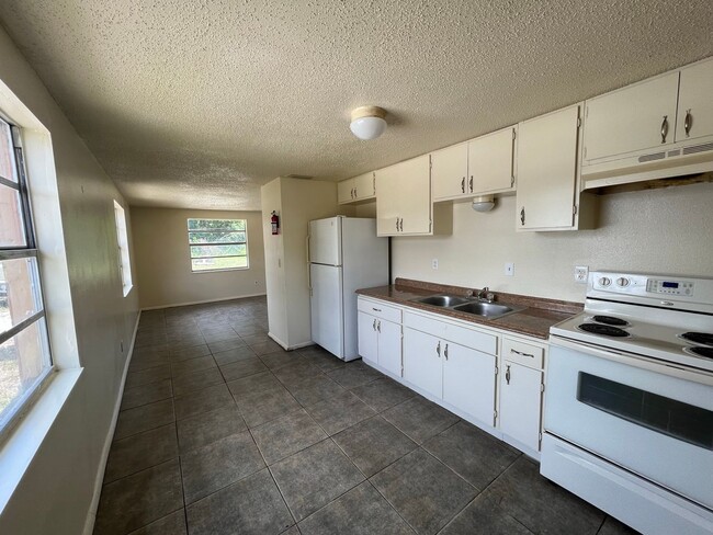 Building Photo - 2 bedroom 1 bath