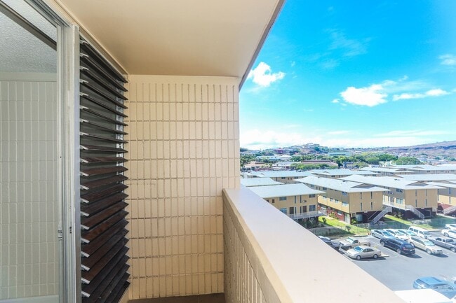 Building Photo - Sunset Lakeview - Fully renovated 3 bedroom, 2 bath on lower floor comes with tandem parking for ...