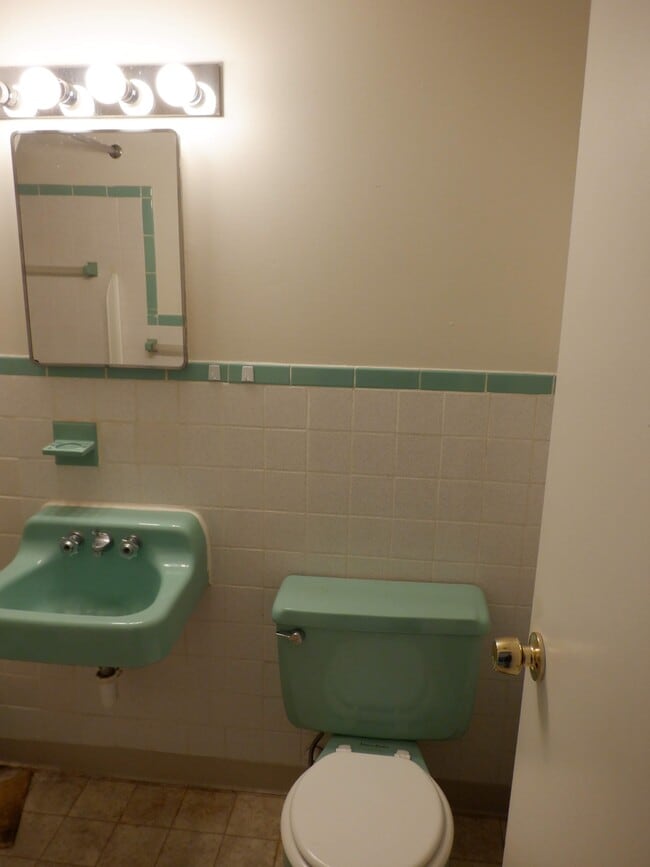 Building Photo - 490 Tolland St