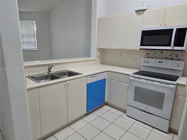 Building Photo - 2731 SE 17th Ave