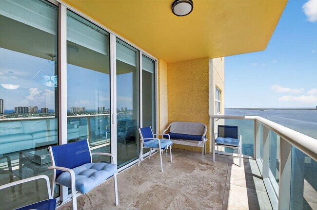 Building Photo - 2640 Lake Shore Dr