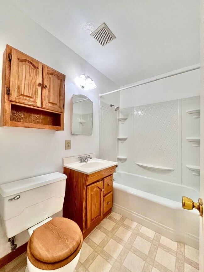 Building Photo - Cozy 2 bed 1 bath Home with Fenced Yard!