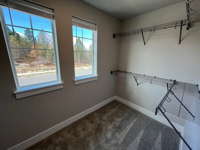 Building Photo - Beautiful 3 Bed/2.5 Bath Townhome - Community Pool and Fitness Center!