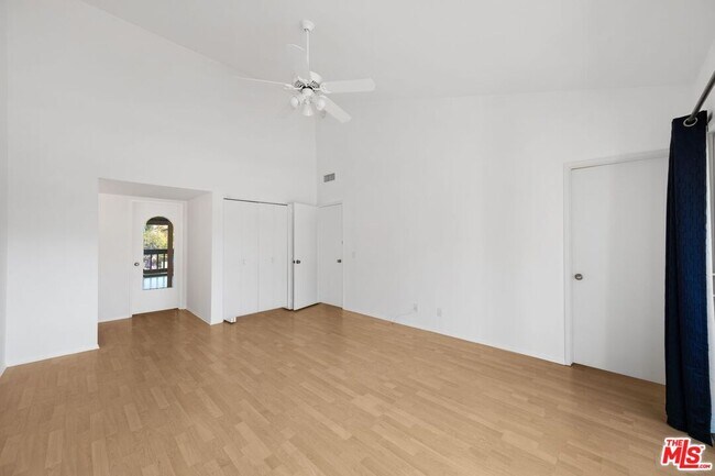 Building Photo - 1646 Palisades Dr