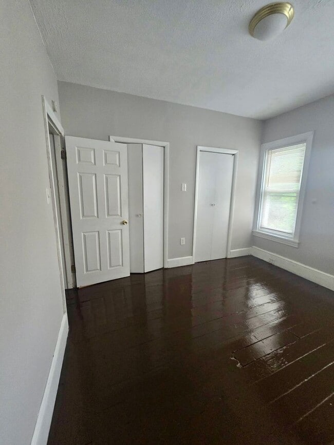 Building Photo - 3 Bedroom
