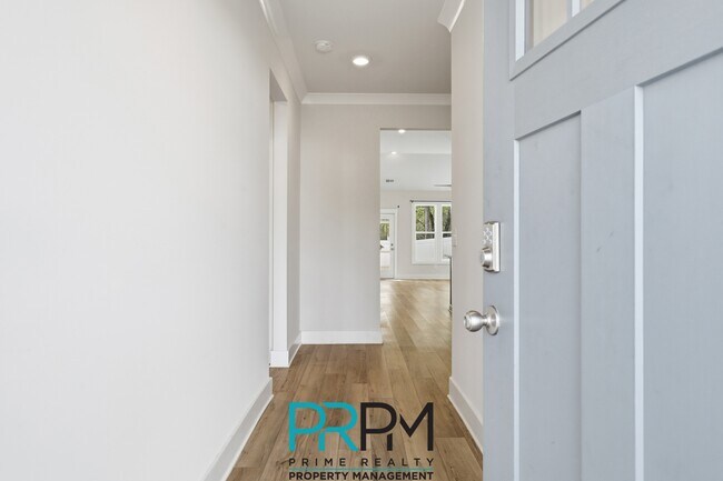 Building Photo - 6 Thornfield Dr