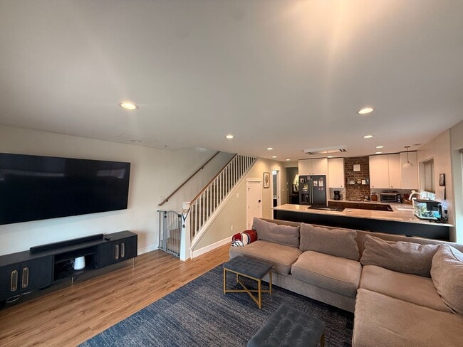 Building Photo - Spacious 4-Bedroom Home in the Heart of Edgewater