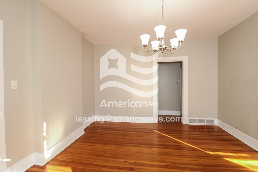 Building Photo - 3023 River Dr