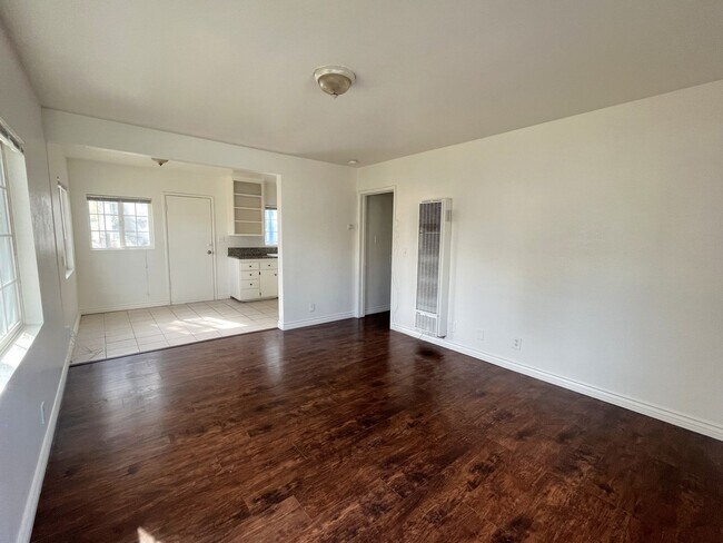 Building Photo - Locust St.