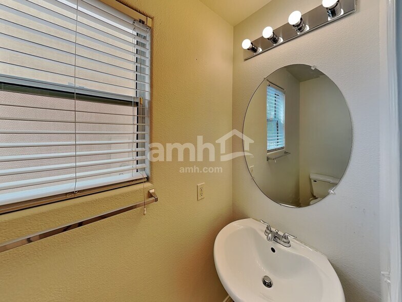 Building Photo - 6473 Karlsen Ct