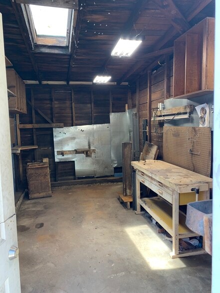 Building Photo - 608 E Angeleno Ave