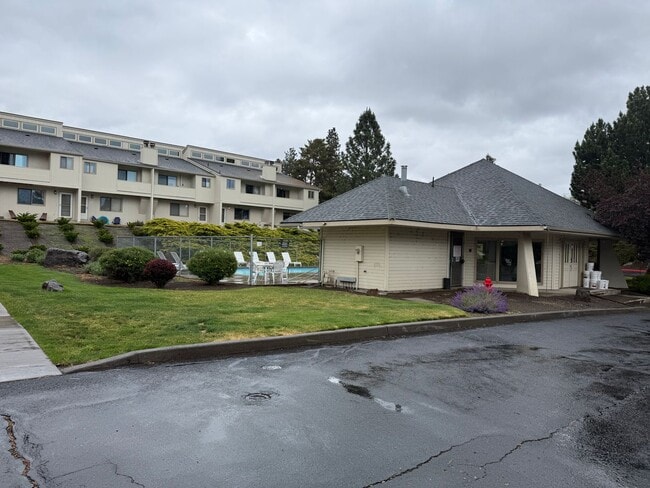 Building Photo - 2 Bed/2.5 Bath Townhome with Garage, Pool and Tennis Court