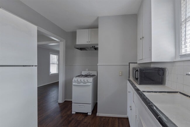 Building Photo - 128 E 23rd St