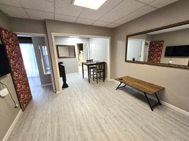 Building Photo - Downstairs unit of House - 2br/1ba/1pkg Kaimuki area