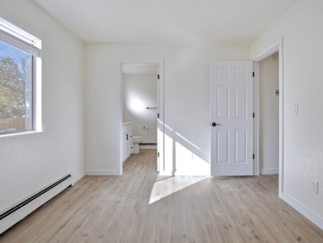 Building Photo - Remodeled 1 Bedroom, 1 Bathroom Apartment- Close to shopping!