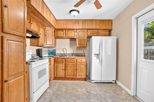 Building Photo - 6240 SW 22nd Ct