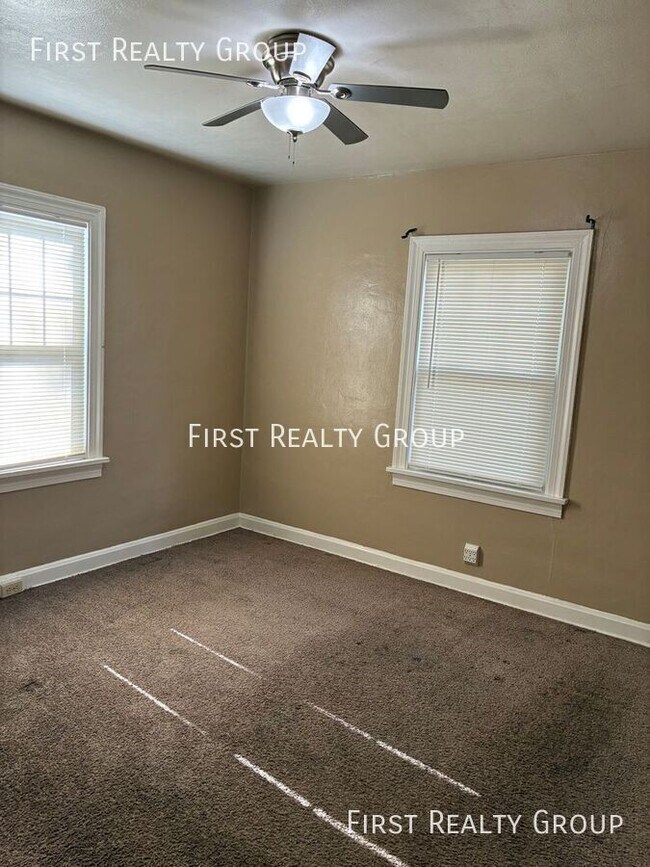 Building Photo - 2926 Catalpa Dr.