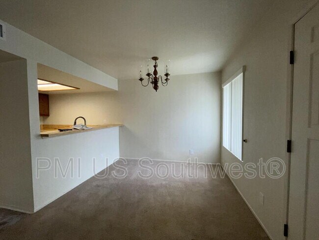 Building Photo - 1800 Club House Dr