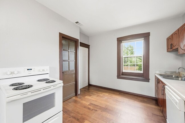Building Photo - 511 Schirmer St