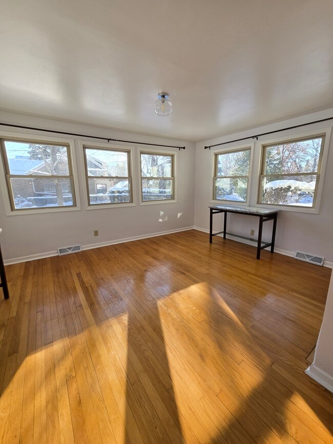 Building Photo - 1412 Lake Dr