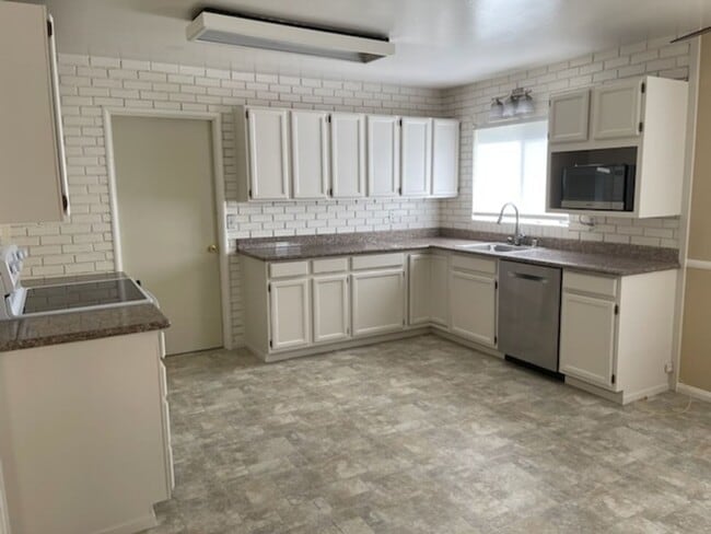 Building Photo - Lovely 3 Bedroom with spacious yard. Great location!