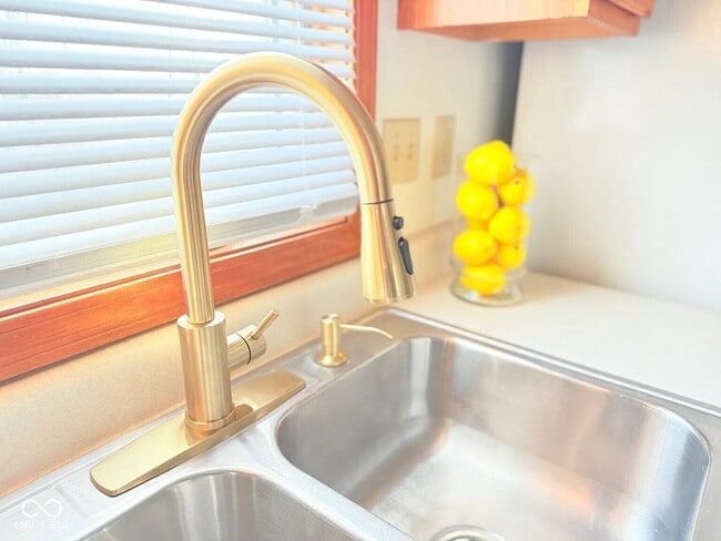 Building Photo - 731 W Gaston Dr