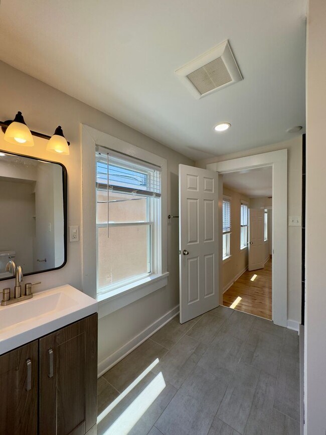 Building Photo - Charming 2 Bedroom/2 Bathroom Townhome in Canton, Baltimore, MD!