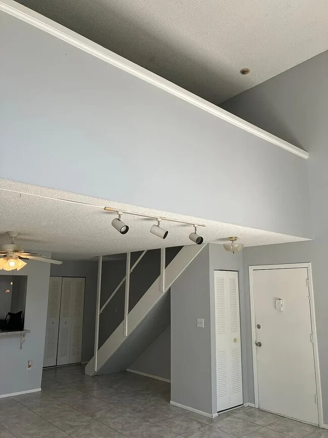 Building Photo - 556 Orange Dr