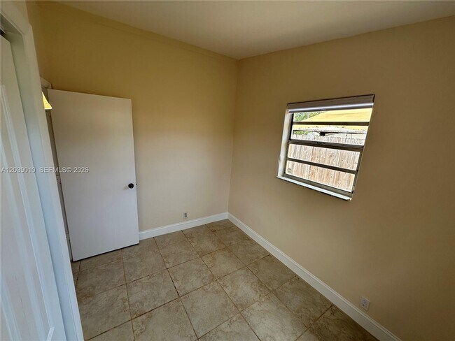 Building Photo - 4410 SW 39th St