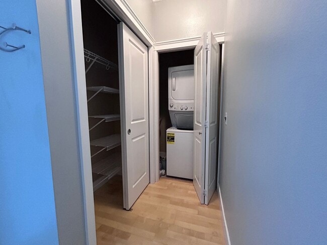 Building Photo - 1 Bed, 1 Bath Condo with Bellingham Bay View and parking garage