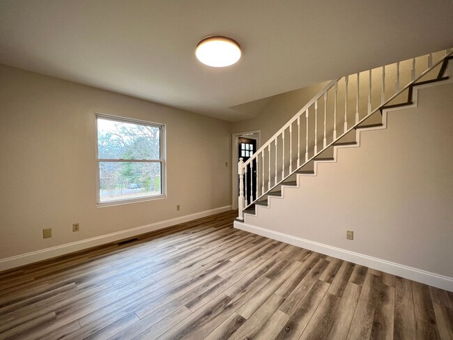 Building Photo - Beautifully Renovated Home!  5 Bedroom, 3 ...