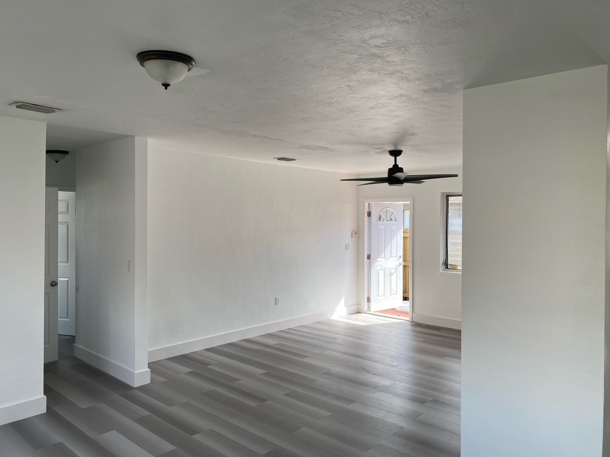 Huge Living room - 320 NW 34th Ave