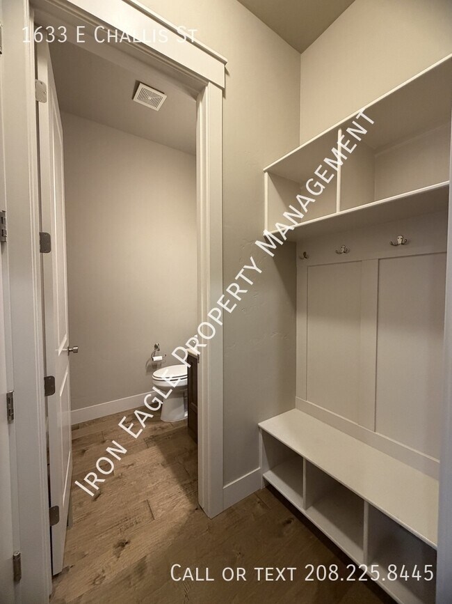 Building Photo - 1633 E Challis St