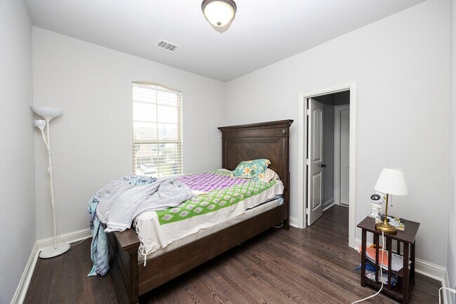 Building Photo - 5579 Lightfoot Ln