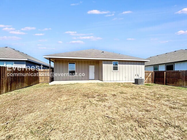 Building Photo - Limited Time Special Offer / 3 Bed/2 Bath Home with Garage / Pet-Friendly / Available Now!