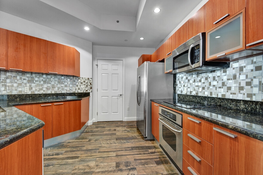 Building Photo - 231 Riverside Dr