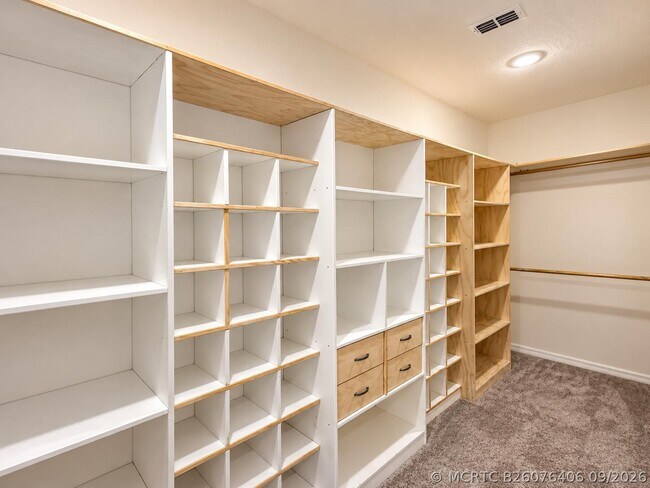 Building Photo - 1025 SW Sarto Ln