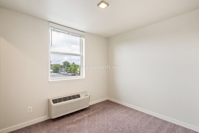 Building Photo - Contemporary 2 BD | 1.5 BA Apartment in The Heart of Northeast Portland