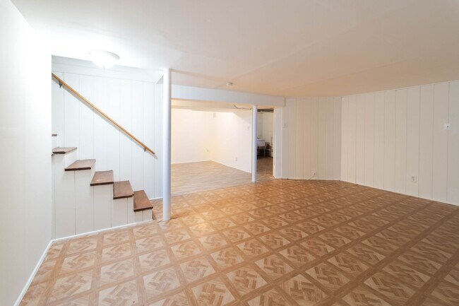 Building Photo - 50's Rambler with 5 BR & 3 BA in One of the Best Locations in Arlington