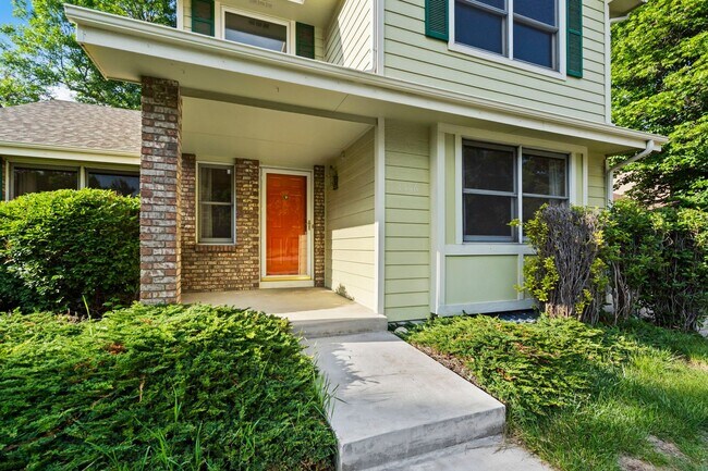 Building Photo - Spacious Home in a Great Location!