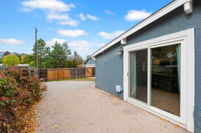 Building Photo - Adorable updated 2bdrm rancher
