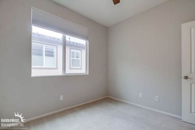 Building Photo - Stunning 3Bdm 2.5Ba Townhome in the Montec...