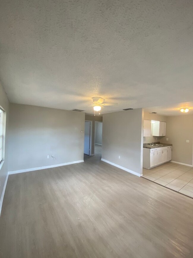 Building Photo - 2 BEDROOM, 1 BATH APARTMENT HOME - PINELLAS PARK