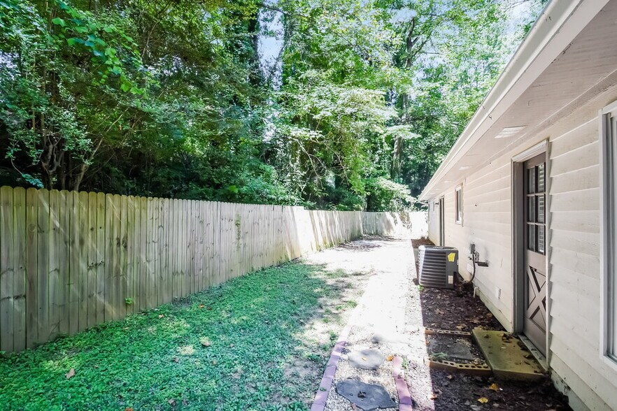 Building Photo - 440 Creekside Ct