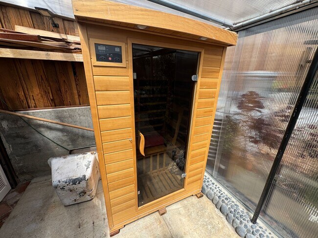 Building Photo - Remodeled 3BR/2BA Oasis with Hot Tub, Saun...