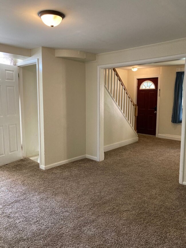 Building Photo - Three Bedroom Single-Family Home Close To Downtown