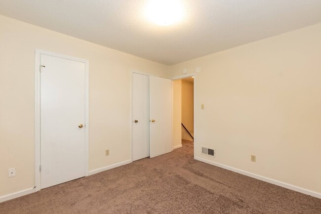 Building Photo - 718 Shawnee Dr